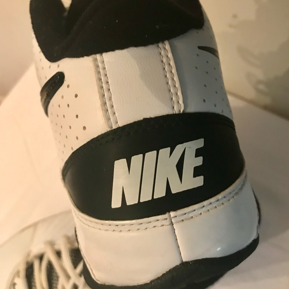 Authentic NIKE Leather Air Visi Pro 2
Mens / Boys size 8.5 US
Shows no wear.